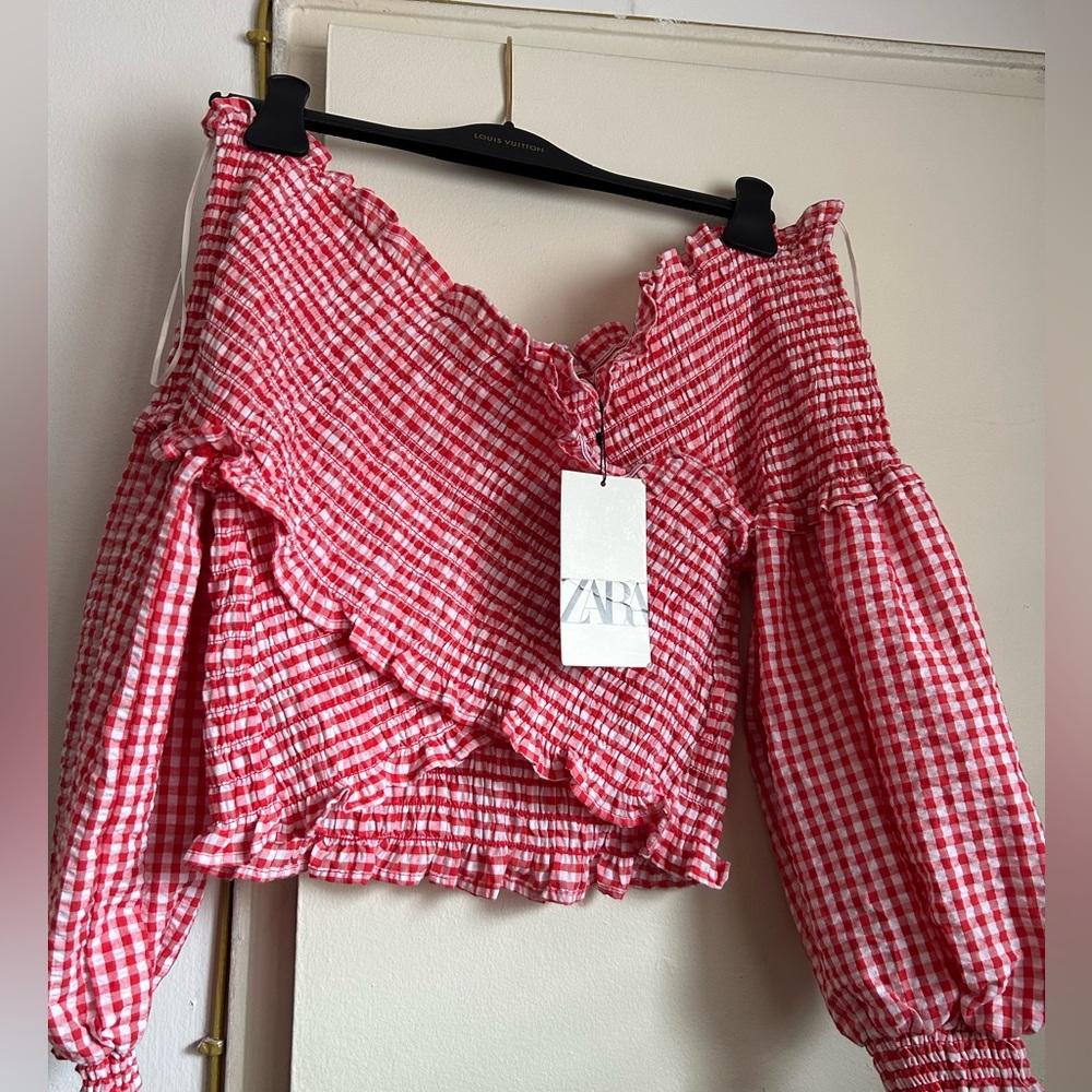 Never worn. True to style . Purchased date Summer 2023